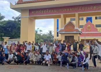 អ្នកភូមិជាង១០០នាក់បានប្រមូលផ្តុំនៅសាលាដំបូងខេត្តព្រះវិហារ ដើម្បីគាំទ្រតំណាង៣នាក់របស់ពួកគេ ដែលចូលបំភ្លឺចំពោះមុខតុលាការ កាលពីថ្ងៃទី២៣ ខែកក្តដា ឆ្នាំ២០២៥។ (ពលរដ្ឋអ្នកសារព័ត៌មាន)