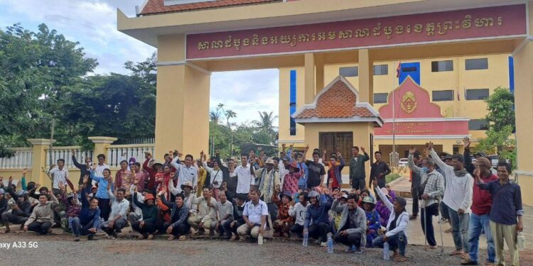 អ្នកភូមិជាង១០០នាក់បានប្រមូលផ្តុំនៅសាលាដំបូងខេត្តព្រះវិហារ ដើម្បីគាំទ្រតំណាង៣នាក់របស់ពួកគេ ដែលចូលបំភ្លឺចំពោះមុខតុលាការ កាលពីថ្ងៃទី២៣ ខែកក្តដា ឆ្នាំ២០២៥។ (ពលរដ្ឋអ្នកសារព័ត៌មាន)