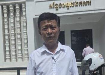 លោក អ៊ុង ថាប់រាំង ចាងហ្វាងសារព័ត៌មានខ្មែរជាយដែនទៅដាក់ពាក្យប្ដឹងនៅក្រសួងមហាផ្ទៃនៅថ្ងៃទី២២ ខែកក្កដា ឆ្នាំ២០២៥។ (រូបថតផ្ដល់ឱ្យ)