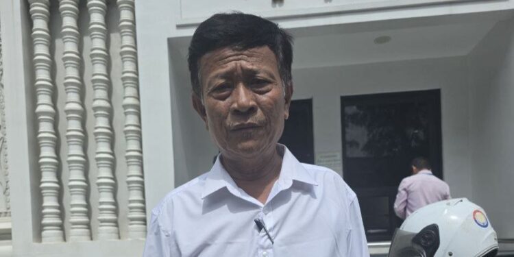 លោក អ៊ុង ថាប់រាំង ចាងហ្វាងសារព័ត៌មានខ្មែរជាយដែនទៅដាក់ពាក្យប្ដឹងនៅក្រសួងមហាផ្ទៃនៅថ្ងៃទី២២ ខែកក្កដា ឆ្នាំ២០២៥។ (រូបថតផ្ដល់ឱ្យ)