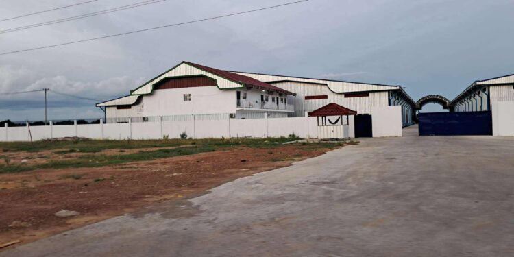 ទិដ្ឋភាពរោងចក្រកែច្នៃស្វាយរបស់ក្រុមហ៊ុន ហៅរួយដា មានថៅកែជាជនជាតិចិន ដែលមានទីតាំងស្ថិតនៅក្នុងភូមិប្រីពីរ ឃុំស្រែជាខាងជើង ស្រុកដងទង់ ខេត្តកំពត នៅថ្ងៃទី៨ ខែសីហា ឆ្នាំ២០២៥។ (ប៉ូ សាគុន)