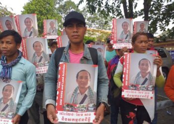 ប្រជាពលរដ្ឋនៅភូមិស្រែប្រាំង នាំគ្នាឡើងទៅដាក់ញត្តិនៅក្រសួងយុត្តិធម៌កាលពីឆ្នាំ២០២០ ស្នើឱ្យអន្តរាគមន៍ដោះលែងតំណាងរបស់ពួកគាត់ គឺ លោក សែម សាង ព្រមទាំងស្នើឱ្យទម្លាក់បទចោទទៅលើគាត់ និងអ្នកភូមិផ្សេងទៀត ដែលមានវិវាទជាមួយក្រុមហ៊ុន ហាមីនិវិន អ៊ិនវេសមេន ។ (ផ្តល់ឱ្យ)