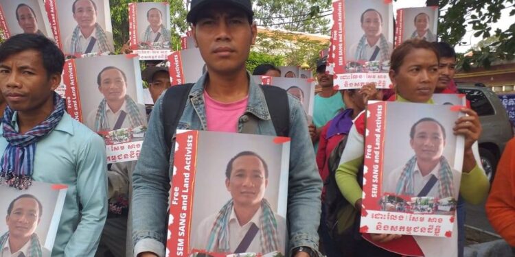 ប្រជាពលរដ្ឋនៅភូមិស្រែប្រាំង នាំគ្នាឡើងទៅដាក់ញត្តិនៅក្រសួងយុត្តិធម៌កាលពីឆ្នាំ២០២០ ស្នើឱ្យអន្តរាគមន៍ដោះលែងតំណាងរបស់ពួកគាត់ គឺ លោក សែម សាង ព្រមទាំងស្នើឱ្យទម្លាក់បទចោទទៅលើគាត់ និងអ្នកភូមិផ្សេងទៀត ដែលមានវិវាទជាមួយក្រុមហ៊ុន ហាមីនិវិន អ៊ិនវេសមេន ។ (ផ្តល់ឱ្យ)