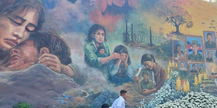 ផ្ទាំងគំនូរដាក់បង្ហាញនៅសួនព្រះរាជ្យដំណាក់ខេត្តសៀមរាប នៅថ្ងៃទី២៤ ខែធ្នូ ឆ្នាំ២០២៥ ដែលក្រុមវិចិត្រករគូរពីទិដ្ឋភាពជនស៊ីវិលកម្ពុជារងគ្រោះ ឈឺចាប់ ស្លាប់ របួស ព្រាត់ប្រាស់គ្រួសារ ដោយការវាយប្រហាររបស់កងយោធាថៃ។ (រូបភាព ដោយ លោកហ៊ុន ឌីម៉ូ)