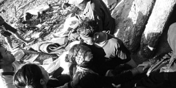 រូបភាពពលរដ្ឋខ្មែរត្រូវរបួសធ្ងន់ធ្ងរដោយការបាញ់ប្រហារពីយោធាថៃ ដែលបានបាញ់គ្រាប់ផ្លោងចូលជ្រៅក្នុងភូមិដ្ឋានរបស់ជនស៊ីវិលកាលពីថ្ងៃទី៨ ខែធ្នូ ឆ្នាំ២០២៥។ (រដ្ឋមន្ត្រីក្រសួងព័ត៌មាន នេត្រ ភ័ក្រ្តា)