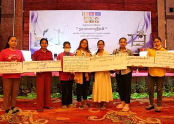 អតីតកម្មការិនីរោងចក្រអេវើហ្រ្គីននៅក្នុងកម្មកវិធីរំលឹកយុទ្ធនាការទាមទារសំណងយុត្តិធម៌រយៈពេល៦ឆ្នាំនៅថ្ងៃទី២៤ ខែមីនា ឆ្នាំ២០២៤នៅរាជធានីភ្នំពេញ។ (រូបភាពផ្ដល់ឱ្យ)