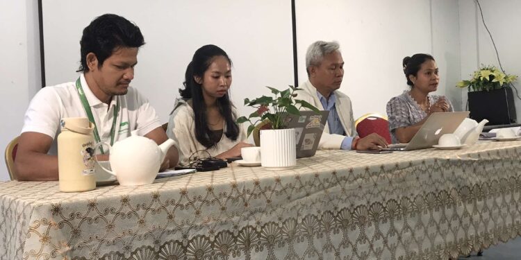 តំណាងក្រុមអង្គការសង្គមស៊ីវិលនៅកម្ពុជាធ្វើសន្និសីទសារព័ត៌មានរួមគ្នាស្តីពី ការឆ្លើយតបវិបត្តិព្រំដែន ការរកឃើញពីការវាយតម្លៃរហ័ស និងសកម្មភាពបន្ទាប់ នៅការិយាល័យមជ្ឈមណ្ឌលកម្ពុជាដើម្បីប្រព័ន្ធផ្សព្វផ្សាយឯករាជ្យនាព្រឹកថ្ងៃទី៥ ខែមករា ឆ្នាំ២០២៦។ (CCIM)