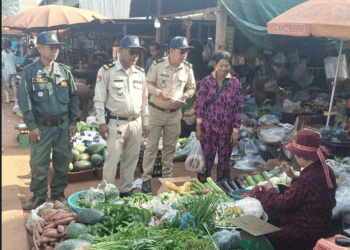 សកម្មភាពសមត្ថកិច្ច ចុះអប់រំណែនាំដល់អាជីវករលក់ដូរនៅខាងមុខផ្សារទំរីង ស្ថិតនៅឃុំទំរីង ស្រុកសណ្ដាន់ ខេត្តកំពង់ធំ ឱ្យរៀបចំការលក់ដូរឱ្យមានសណ្តាប់ធ្នាប់ និងបញ្ជៀសការកកស្ទះចរាចរណ៍។ (ហ្វេសប៊ុក)