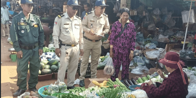 សកម្មភាពសមត្ថកិច្ច ចុះអប់រំណែនាំដល់អាជីវករលក់ដូរនៅខាងមុខផ្សារទំរីង ស្ថិតនៅឃុំទំរីង ស្រុកសណ្ដាន់ ខេត្តកំពង់ធំ ឱ្យរៀបចំការលក់ដូរឱ្យមានសណ្តាប់ធ្នាប់ និងបញ្ជៀសការកកស្ទះចរាចរណ៍។ (ហ្វេសប៊ុក)
