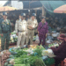 សកម្មភាពសមត្ថកិច្ច ចុះអប់រំណែនាំដល់អាជីវករលក់ដូរនៅខាងមុខផ្សារទំរីង ស្ថិតនៅឃុំទំរីង ស្រុកសណ្ដាន់ ខេត្តកំពង់ធំ ឱ្យរៀបចំការលក់ដូរឱ្យមានសណ្តាប់ធ្នាប់ និងបញ្ជៀសការកកស្ទះចរាចរណ៍។ (ហ្វេសប៊ុក)