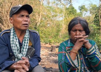 លោក ទួន សឿន ជនជាតិដើមភាគតិចសួយនិងជាតំណាងសហគមន៍តំបន់ការពារធម្មជាតិចំបក់-ត្រាង នៅភូមិចំបក់ ឃុំត្រពាំងជោរ ស្រុកឱរ៉ាល់ ខេត្តកំពង់ស្ពឺ កាលពីថ្ងៃទី ២៣ ខែមេសា ឆ្នាំ២០២៦ រៀបរាប់ពីបញ្ហាដីធ្លីជាមួយក្រុមហ៊ុន លី យ៉ុងផាត់ ដែលបានវិនិយោគបន្តពីក្រុមហ៊ុនចិន អេចអិលអេច(HLH)។ កញ្ញា ប៉ូ សាគុន