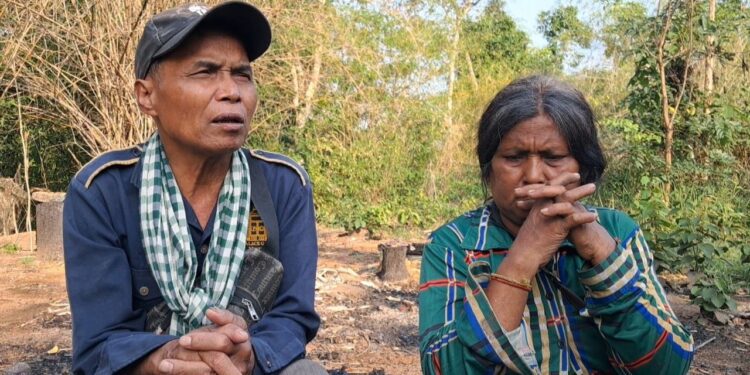 លោក ទួន សឿន ជនជាតិដើមភាគតិចសួយនិងជាតំណាងសហគមន៍តំបន់ការពារធម្មជាតិចំបក់-ត្រាង នៅភូមិចំបក់ ឃុំត្រពាំងជោរ ស្រុកឱរ៉ាល់ ខេត្តកំពង់ស្ពឺ កាលពីថ្ងៃទី ២៣ ខែមេសា ឆ្នាំ២០២៦ រៀបរាប់ពីបញ្ហាដីធ្លីជាមួយក្រុមហ៊ុន លី យ៉ុងផាត់ ដែលបានវិនិយោគបន្តពីក្រុមហ៊ុនចិន អេចអិលអេច(HLH)។ កញ្ញា ប៉ូ សាគុន