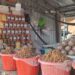 ទិដ្ឋភាពការលក់ឆៃប៉ូវ និងរៀនហាលឆៃប៉ូវតាមដងផ្លូវជាតិលេខ២១ នៅភូមិព្រែកស្នាយ ឃុំព្រែកគយ ខេត្តកណ្ដាល កាលពីថ្ងៃទី ២៤ ខែមេសា ឆ្នាំ ២០២៦។ លោក អ៊ុក ដែន