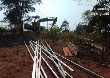 ទិដ្ឋភាពក្រុមហ៊ុនម៉ៅការសាងសង់បណ្តាញអគ្គិសនីមួយ មានទាំងគ្រឿងចក្រ និងសកម្មភាពសាងសង់សំណង់រឹងរំលោភលើដីតំបន់កប់សពរបស់ប្រជាសហគមន៍ជនជាតិដើមភាគតិចពូនង ភូមិពូត្រុំ ក្រុងសែនមនោរម្យ ខេត្តមណ្ឌលគិរីកាលពីថ្ងៃទី២៥ ខែមីនា ២០២៦។ (ផ្តល់ឱ្យ)