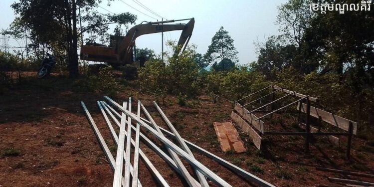 ទិដ្ឋភាពក្រុមហ៊ុនម៉ៅការសាងសង់បណ្តាញអគ្គិសនីមួយ មានទាំងគ្រឿងចក្រ និងសកម្មភាពសាងសង់សំណង់រឹងរំលោភលើដីតំបន់កប់សពរបស់ប្រជាសហគមន៍ជនជាតិដើមភាគតិចពូនង ភូមិពូត្រុំ ក្រុងសែនមនោរម្យ ខេត្តមណ្ឌលគិរីកាលពីថ្ងៃទី២៥ ខែមីនា ២០២៦។ (ផ្តល់ឱ្យ)