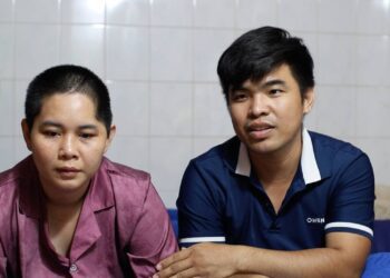 អ្នកស្រី ពៅ រស្មី(ឆ្វេង) និងលោក ឡិច ជូឡាយ(ស្ដាំ) អតីតបុគ្គលិកក្រុមហ៊ុនណាហ្គាវើលដ៍(NagaWorld) កំពុងផ្ដល់សម្ភាសន៍នៅថ្ងៃទី៤ ខែមេសា ឆ្នាំ២០២៦ នៅភ្នំពេញ អំពីស្ថានភាពរស់នៅនិងដំណើរស្វែងរកយុត្តិធម៌ជុំវិញវិវាទការងារជាមួយក្រុមហ៊ុននេះ។ (អ្នកស្រី នឿន ដាវីន)