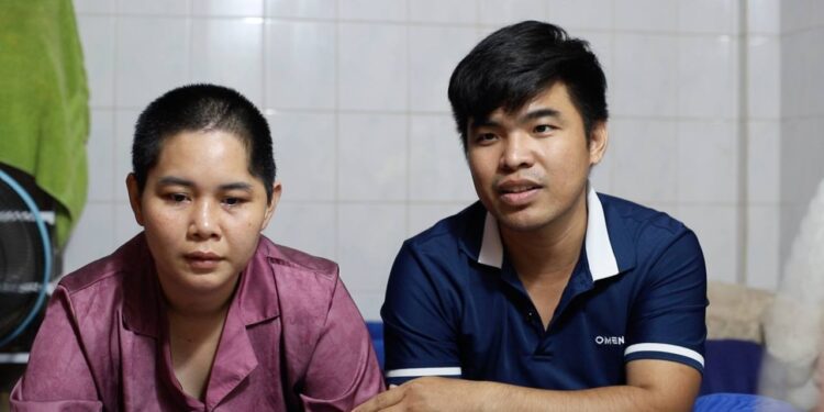 អ្នកស្រី ពៅ រស្មី(ឆ្វេង) និងលោក ឡិច ជូឡាយ(ស្ដាំ) អតីតបុគ្គលិកក្រុមហ៊ុនណាហ្គាវើលដ៍(NagaWorld) កំពុងផ្ដល់សម្ភាសន៍នៅថ្ងៃទី៤ ខែមេសា ឆ្នាំ២០២៦ នៅភ្នំពេញ អំពីស្ថានភាពរស់នៅនិងដំណើរស្វែងរកយុត្តិធម៌ជុំវិញវិវាទការងារជាមួយក្រុមហ៊ុននេះ។ (អ្នកស្រី នឿន ដាវីន)